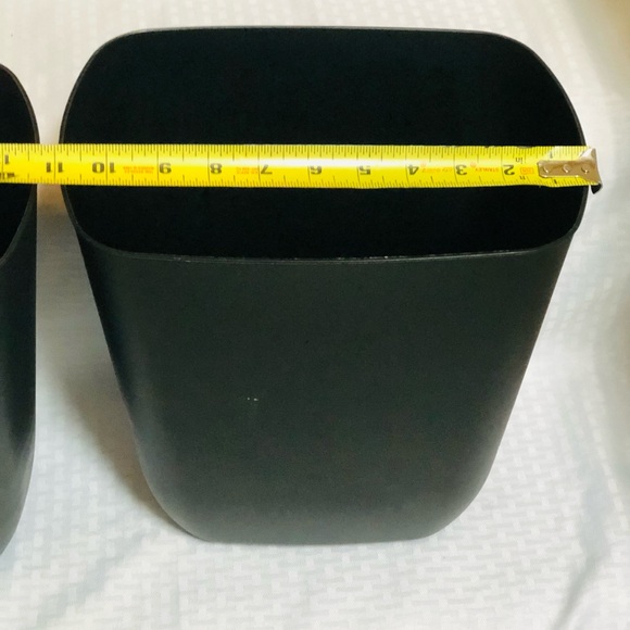 Black Plastic Trash Cans Good as New Measurements in Pictures - Picture 5 of 6